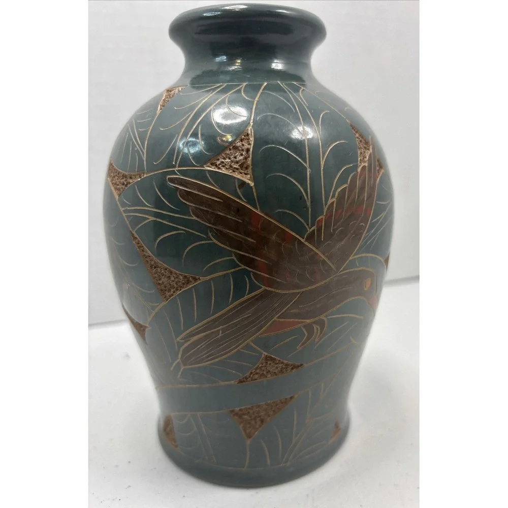 Vintage Nicaraguan Art Pottery Vase Carved &‎ Hand Painted Hummingbirds 6.75